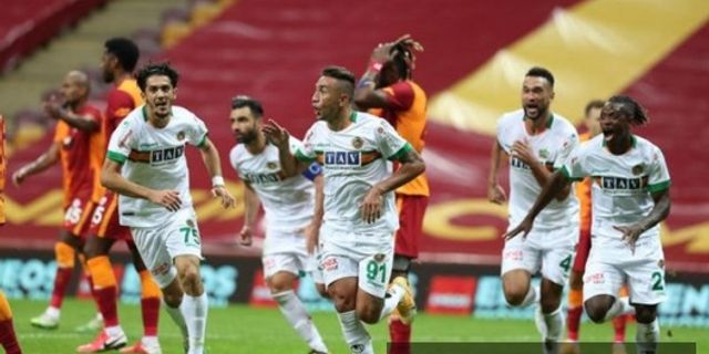 Galatasaray'a şok ! Tam kadro çıktıkları kupa maçında Alanyaspor'a elendiler ! Terim hakemleri ve VAR'ı suçladı