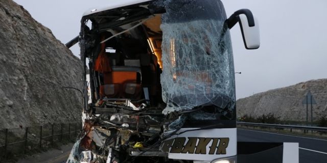 Video haber, Şanlıurfa'da yolcu otobüsü tıra arkadan çarptı: 3 ölü, 41 yaralı