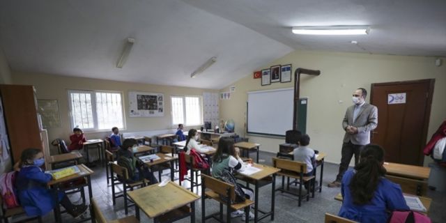 Yüz yüze eğitime başlandı ! İzmir'de okullar dezenfekte edildi, sınıflarda düzenlemeler yapıldı.