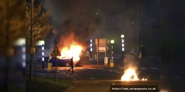 Kuzey İrlanda'daki şiddet artıyor, Belfast yanıyor ! Son dakika, İngiltere Başbakanı Johnson'dan açıklama