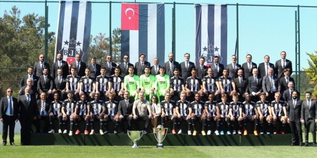 Süper Lig ve Ziraat Türkiye Kupası şampiyonluklarıyla kapatan Beşiktaş'ta poster çekimi