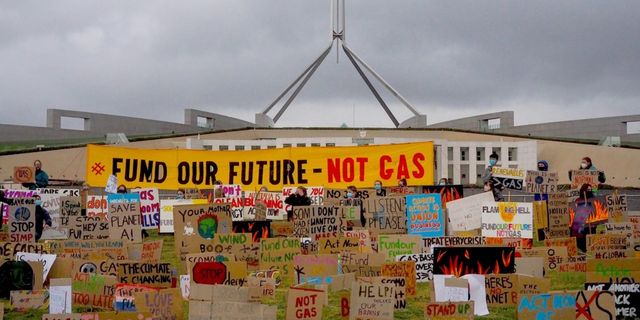 İklim değişikliğine önlem alın diye binlerce öğrenci sokaklara döküldü! Fund Our Future Not Gas söylemleriyle protesto