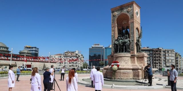 İstanbul Eczacı Odası Taksim Cumhuriyet Anıtı'na çelenk bıraktı