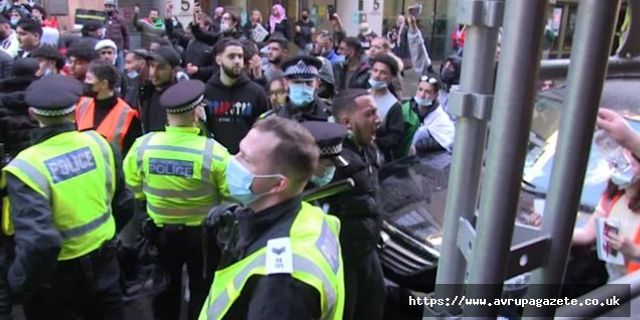 Londra'da, İsrail'in Gazze ve Mescid-i Aksa'ya yönelik saldırılarına karşı yapılan protestoya polis müdahale etti