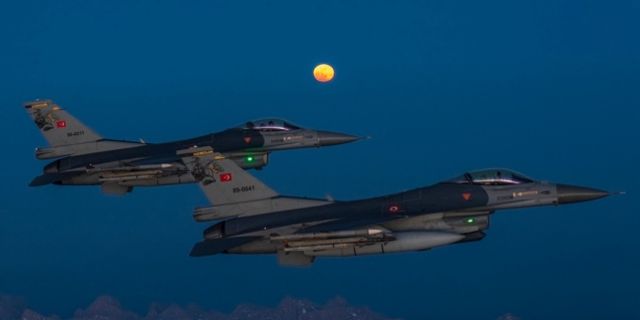 Türk savaş uçakları ile Süper Ay görüntüsü