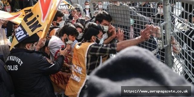 Taksim Meydanı'nda 1 Mayıs Emek ve Dayanışma Gününü kutlamak isteyenlere polis müdahalesi