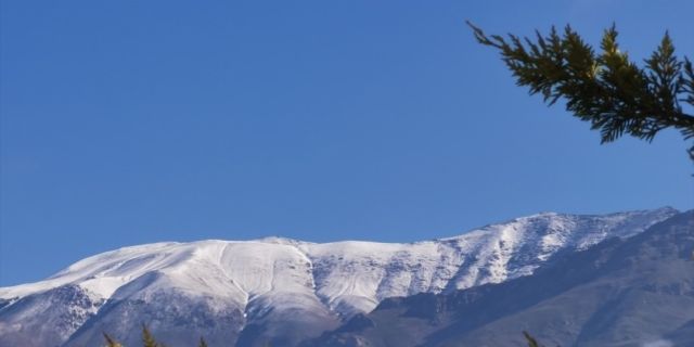 Erzincan'ın Esence Dağı, haziran ayında yağan kar ile yeniden beyaz örtüyle kaplandı.
