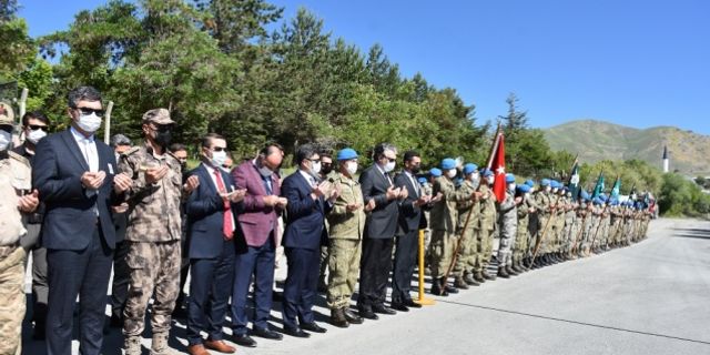 Pençe Yıldırım Harekatı'nda şehit olan asker için Hakkari'de tören düzenlendi