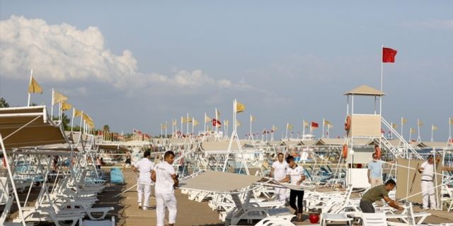 Antalya'da sahilde oluşan hortum nedeniyle 6 turist yaralandı