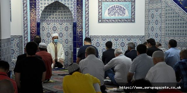 İsveç'in başkenti Stockholm'de Müslümanlar, Kurban Bayramı namazını sosyal mesafe ile kıldı