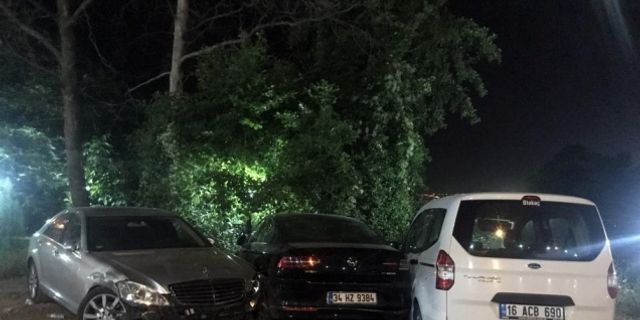 Bursa'da minibüs otoparktaki araçlara ve yayalara çarptı: 1'i ağır 8 yaralı
