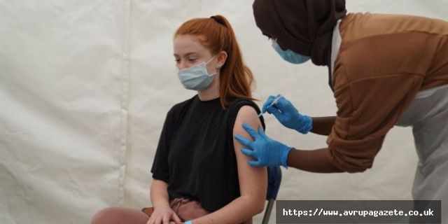 Son Dakika ! NHS İngiltere, 12 ila 15 yaşındakiler için aşı planı hazırlıyor