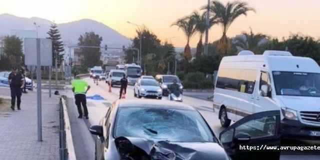 Antalya'nın Alanya ilçesinde otomobilin çarptığı yaya hayatını kaybetti.