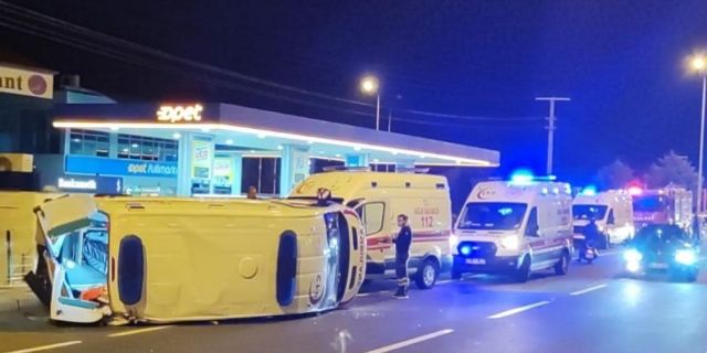 Nevşehir'in Avanos ilçesinde yaralı taşıyan ambulans kaza yaptı, ikisi sağlık çalışanı 3 kişi yaralandı.