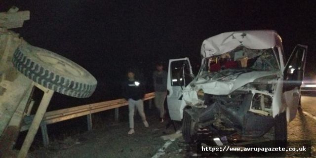 Giresun'un Şebinkarahisar ilçesinde, minibüsün traktör römorkuna çarpması sonucu biri ağır 3 kişi yaralandı