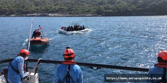Yunanistan unsurlarınca Türk kara sularına itilen lastik botlardaki 79 düzensiz göçmen kurtarıldı