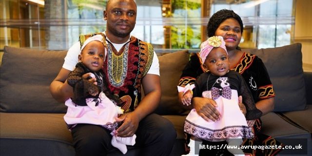 27 saat süren ameliyatla birbirinden ayrılan Kamerunlu siyam ikizlerinin anne ve babasından teşekkür