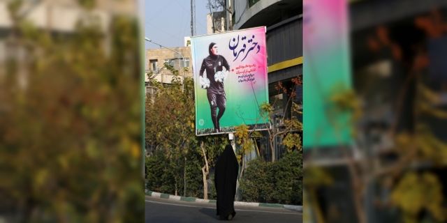 İran'da Kadın Futbol Milli Takımı'nın kalecisi Koudaei'nin posterleri Tahran meydanlarına asıldı