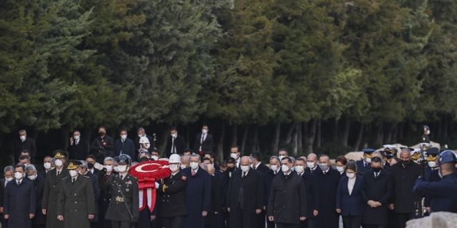 Erdoğan başkanlığındaki devlet erkanı, Atatürk'ün vefat ettiği saat olan 09.05'te mozole önünde saygı duruşunda bulundu