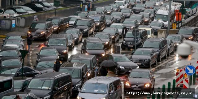 Belçika'nın başkenti Brüksel'de yaşayanlar, özel otomobillerini ellerinden çıkarırsa 900 avro alacak