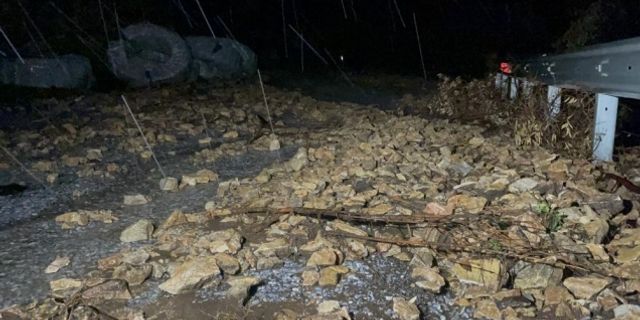 Muğla'nın Bodrum ilçesinde sağanak nedeniyle evleri su bastı, kaya parçaları yollara devrildi