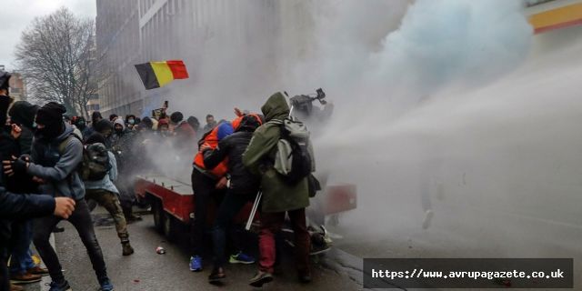 Brüksel'de 8 binden fazla kişi Kovid-19 tedbirlerini protesto etti, polis tazyikli su ve göz yaşartıcı gaz kullandı