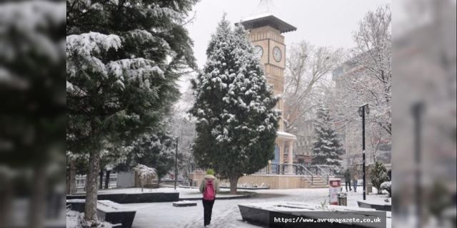 Kütahya'da etkili olan kar yağışıyla şehir merkezi beyaza büründü.
