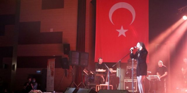 Uluslararası 3. Balkan Müzik Festivali'nde sanatçı Öykü Gürman sahne aldı.