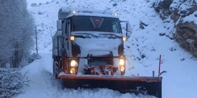 Afyonkarahisar'da ekipler, etkili olan kar yağışı nedeniyle ulaşımın aksamaması için çalışma yürütüyor