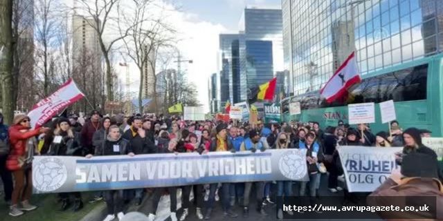Belçika'da, Özgürlük İçin Birliktelik adlı platform altında toplanan yaklaşık 5 bin kişiden Kovid-19 protestosu