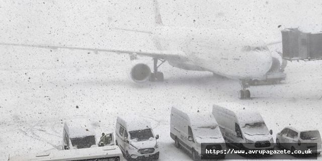 Etkili olan kar yağışı nedeniyle İstanbul Havalimanı'nda tüm seferler saat 18.00'e kadar durduruldu