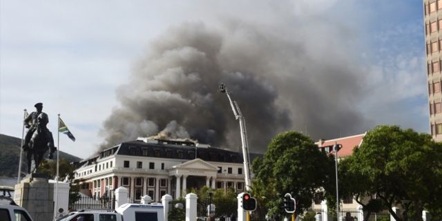 Güney Afrika Parlamentosu'nun çatısında yangın paniği