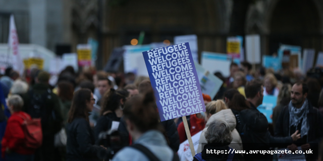 İngiltere'de insanları vatansız bırakacak mülteci karşıtı yasa tasarısına protesto