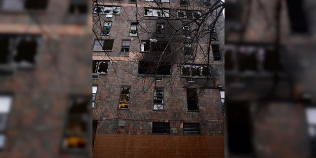 New York'un Bronx kentinde bir apartmanda çıkan yangında 9'u çocuk 19 kişinin hayatını kaybettiği belirtildi.