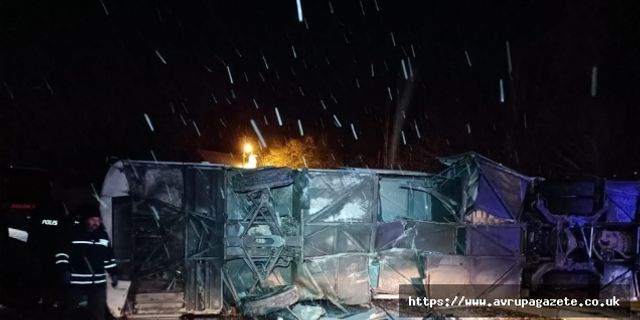 Video haber, Sivas'ta yolcu otobüsünün kaza yapan tıra çarptıktan sonra devrilmesi sonucu 1 kişi öldü, 27 kişi yaralandı.