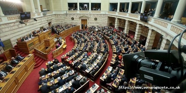 Yunan Parlamentosunda, milletvekillerine dağıtılan maskelerin Türkiye'de üretilmiş olması tartışılıyor
