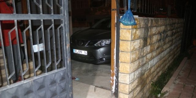 Adana'nın merkez Çukurova ilçesindeki bir binanın kapısının çalınma anı güvenlik kamerasına yansıdı.