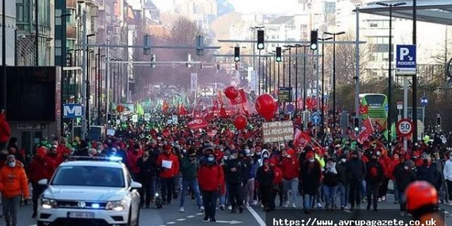 Belçika'nın başkenti Brüksel'de binlerce öğretmen, çalışma koşulları nedeniyle yerel hükümete karşı protesto düzenledi.