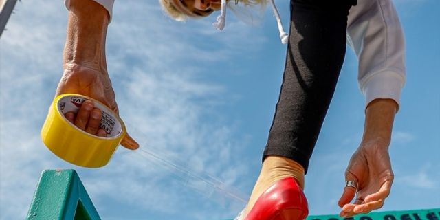 Runatolia Maratonu kapsamında yapılan "yüksek topuk" koşusunda kadın yarışmacılar düşmemek için ayakkabılarını ayaklarına bantladı