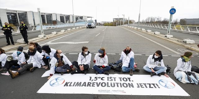 Berlin'de çevreciler, Alman hükümetinin iklim politikasını protesto etti