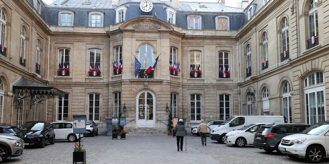 Cumhurbaşkanı icin Fransa'da halk sandık başında