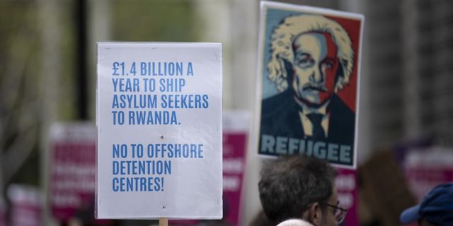 Ruanda'ya göçmenleri göndermeye İngiltere'de protesto