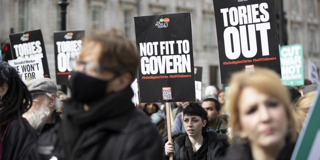 İngiltere'de Başbakanlık önünde hayat pahalılığı protestosu