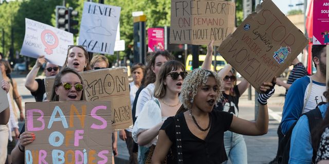 ABD'nin kürtaj yasası Londra'da protesto edildi