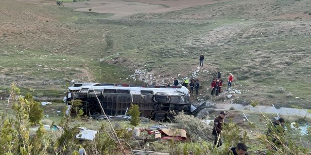 Video haber, Niğde'de otobüsün devrildi, 3 kişi öldü