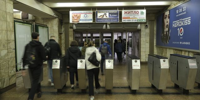 Ukrayna Kiev'deki metrolar ulaşıma açıldı