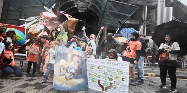 İngiltere'de çocuklardan fosil yakıt projesine protesto
