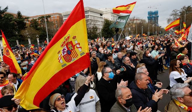 Katalan siyasetçi Puigdemont yine İspanya'yı terk etti