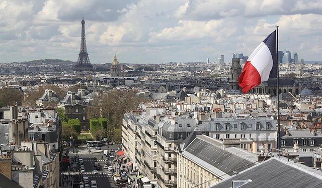 Paris Eyfel Kulesi Fransa'da tartışma konusu