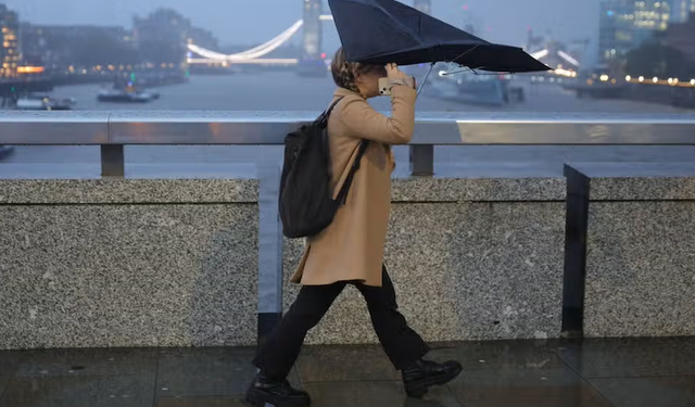 Storm Ciaran, Londralılara seyahat uyarısı